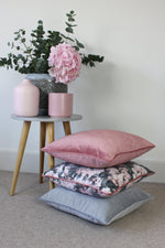 Cargar imagen en el visor de la galería, McAlister Textiles Matt Blush Pink Piped Velvet Cushion Cushions and Covers 
